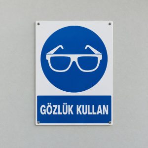 Koruyucu gözlük kullan levhası (temsili görsel)